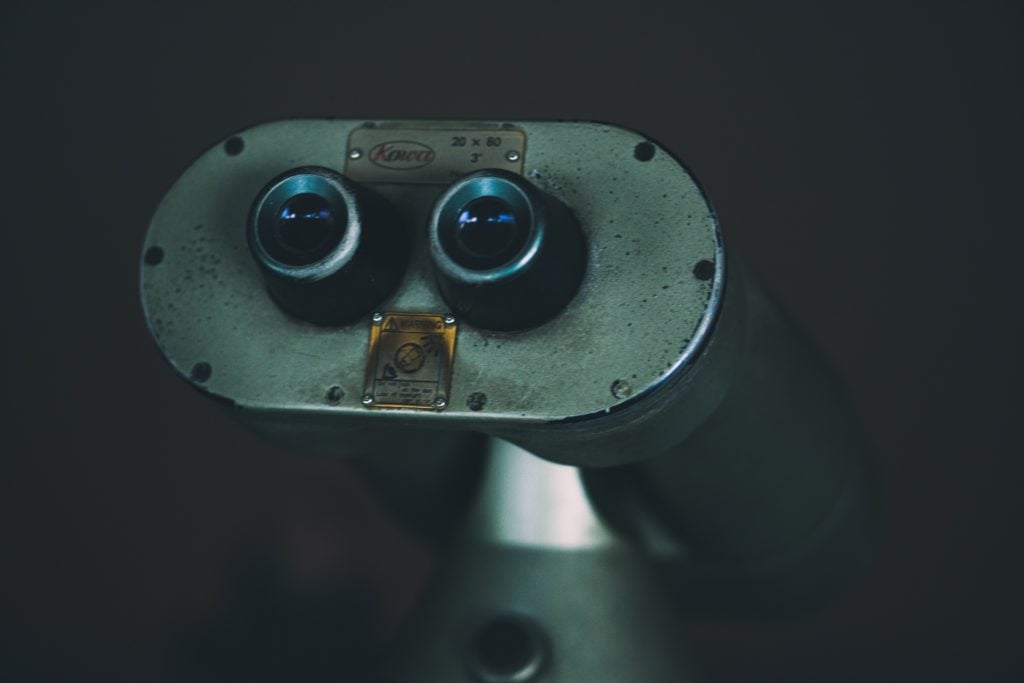 Benoculars to zoom in and oout